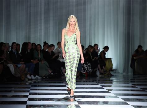 claudia schiffer sfilata versace|claudia schiffer show.